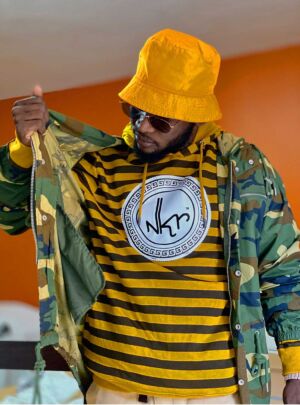 Sweat à capuche jaune-1