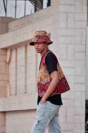 Gilet + bob casquette mwaka rouge